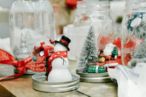 Cute DIY Christmas Home Decor tutorials featured by top US lifestyle blogger, Leslie Nicole Langan