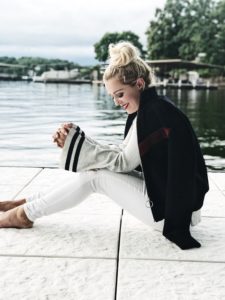 Top US lifestyle blogger, Leslie Nicole Langan celebrates her 34th birthday and shares 34 fun things about her: Image of a woman wearing a Rag & Bone turtleneck, Topshop high waisted skinny jeans, and an ALC jacket