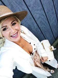 A Complete Maine Travel Guide featured by top US lifestyle blogger, Leslie Nicole Langan