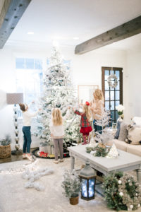 Cute DIY Christmas Home Decor tutorials featured by top US lifestyle blogger, Leslie Nicole Langan