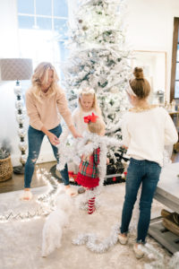 Cute DIY Christmas Home Decor tutorials featured by top US lifestyle blogger, Leslie Nicole Langan