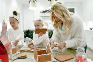 Cute DIY Christmas Home Decor tutorials featured by top US lifestyle blogger, Leslie Nicole Langan