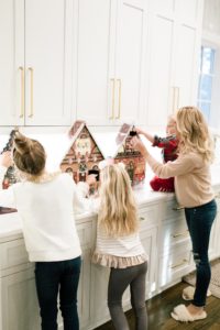 Cute DIY Christmas Home Decor tutorials featured by top US lifestyle blogger, Leslie Nicole Langan